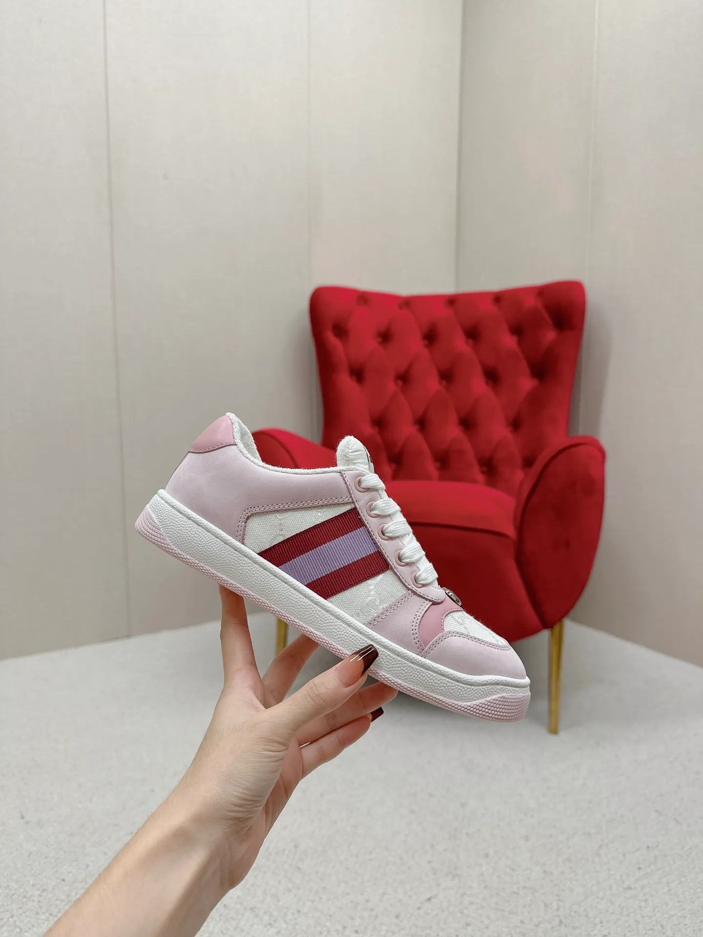👟👟Ex-factory price 480👟👟 Gucci————Purchase version GG series distressed dirty shoes-hot style is coming! 9 times out of 10 sales, you will definitely get the money. Ready stock! Spot goods! Spot goods! New colors added - the ultimate version on the market! Purchase the original version and develop it... fabric, material, outsole, and details can be compared at will! Open-mold Swarovski one-to-one replica rhinestone chain...Metal cherry pendant...Metal double G crystal cylindrical mark...Gucci original customized narrow webbing...Super flash series - flash diamond chain. The cherry decoration is detachable and can be changed into two to match with each other to show your personality. Exclusive color-brushed cowhide fabric. Hand-made distressed is very textured and has a sense of luxury! The details of the workmanship can be seen in the drawings, and no line is missed. The original terry cloth is delicate, soft and more comfortable and breathable. The privately stamped two-color original TPU outsole (lower layer is wider, upper layer is narrower). Matching packaging⭐️ Size: Female 35-40 (Female 41 customized)